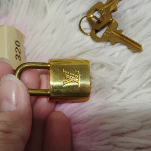 SALE! Louis Vuitton Portecle LV Logo Key Holder Charm & Padlock/Keys 320 Bundle - Picture 9 of 16